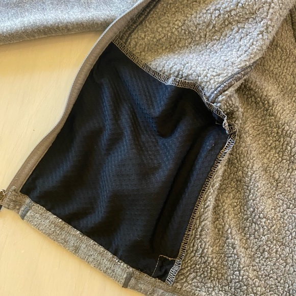 Boys zip up fleece with hoodie Size 10/12 Brand Kuhl Good Condition - Picture 4 of 9